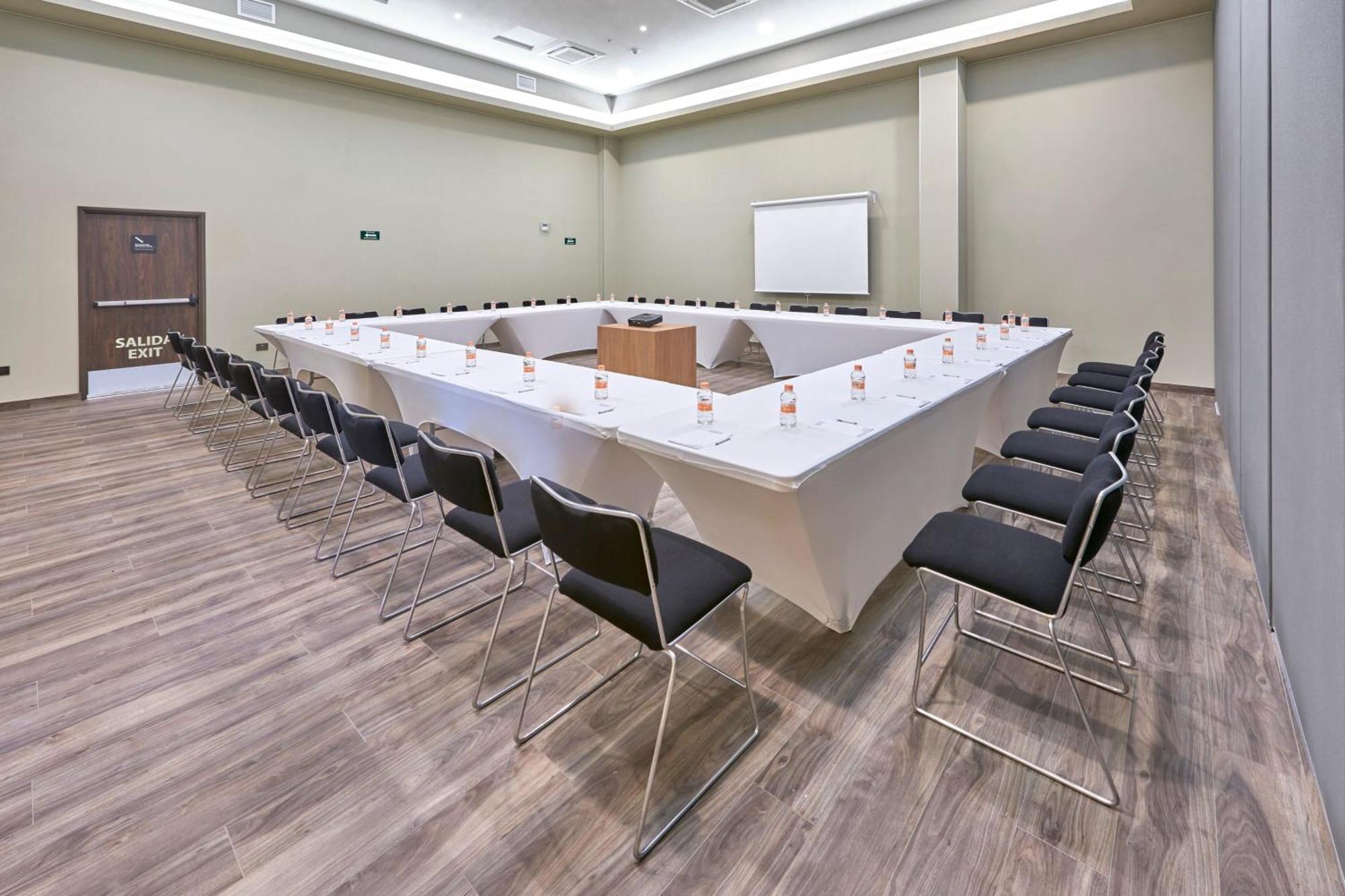 City Express Plus By Marriott Leon Centro De Convenciones Bagian luar foto