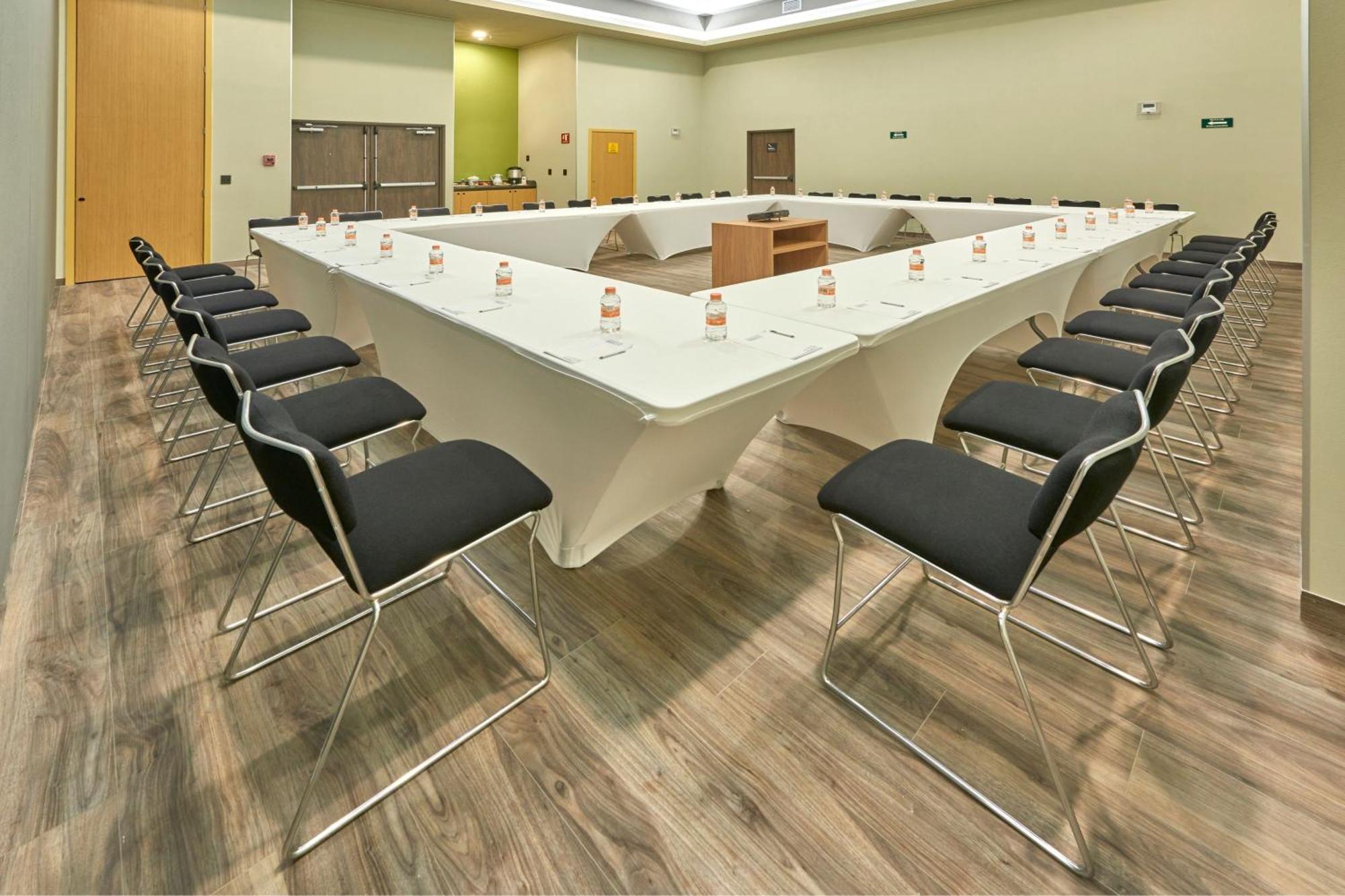 City Express Plus By Marriott Leon Centro De Convenciones Bagian luar foto